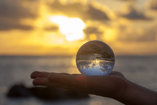 Křišťálová Koule Fotografie Sunset Beach Ruka Drží Míč — Stock fotografie