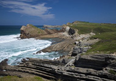 Cantabria, Costa Quebrada etrafında Playa El Madero plaj, plaj koruyan taş karşı kırma dalgalar 