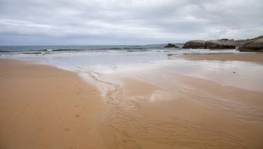 Cantabria, Isla Virgen de Mar, bulutlu gün etrafında kıyı peyzaj 