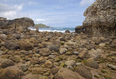 Cantabria, Isla Virgen de Mar, bulutlu gün etrafında kıyı peyzaj