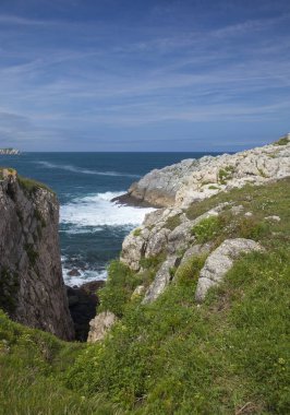 Cantabria, Virgen de Mar adasının kıyı manzarası.