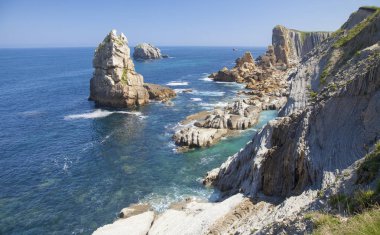 Cantabria, Costa Quebrada, Coast kırık, grup küçük adacıklar boyunca kıyı yatay Urros de Liencres denilen