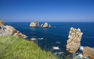 Cantabria, Costa Quebrada, Coast kırık, grup küçük adacıklar boyunca kıyı yatay Urros de Liencres denilen