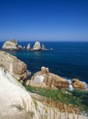 Cantabria, Costa Quebrada, Coast kırık, grup küçük adacıklar boyunca kıyı yatay Urros de Liencres denilen