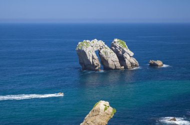 Cantabria, Costa Quebrada, Coast kırık, grup küçük adacıklar boyunca kıyı yatay Urros de Liencres denilen