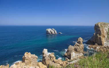 Cantabria, Costa Quebrada, Coast kırık, grup küçük adacıklar boyunca kıyı yatay Urros de Liencres denilen