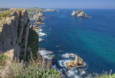 Cantabria, Costa Quebrada, Coast kırık, grup küçük adacıklar boyunca kıyı yatay Urros de Liencres denilen