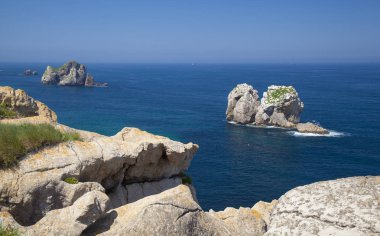 Cantabria, Costa Quebrada, Coast kırık, grup küçük adacıklar boyunca kıyı yatay Urros de Liencres denilen