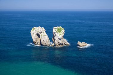 Cantabria, Costa Quebrada, Coast kırık, grup küçük adacıklar boyunca kıyı yatay Urros de Liencres denilen