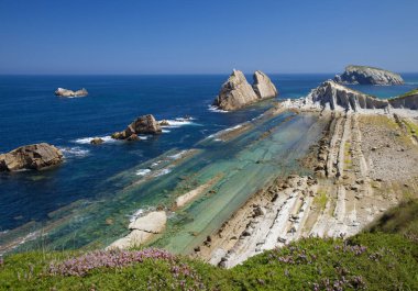 Cantabria, Costa Quebrada, kırık sahil boyunca kıyı manzara