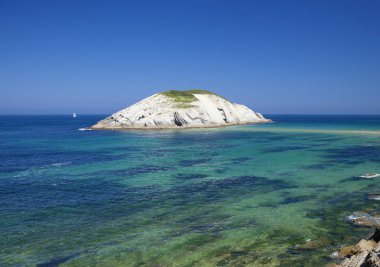Cantabria, Costa Quebrada, Coast, kırık muhteşem plaj Playa de Los Covachos, kısmen düşük tide tarafından maruz sandbanks boyunca kıyı manzara