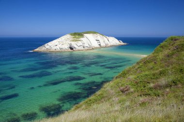 Cantabria, Costa Quebrada, Coast, kırık muhteşem plaj Playa de Los Covachos, kısmen düşük tide tarafından maruz sandbanks boyunca kıyı manzara