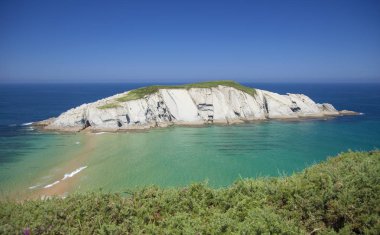 Cantabria, Costa Quebrada, Coast, kırık muhteşem plaj Playa de Los Covachos, kısmen düşük tide tarafından maruz sandbanks boyunca kıyı manzara
