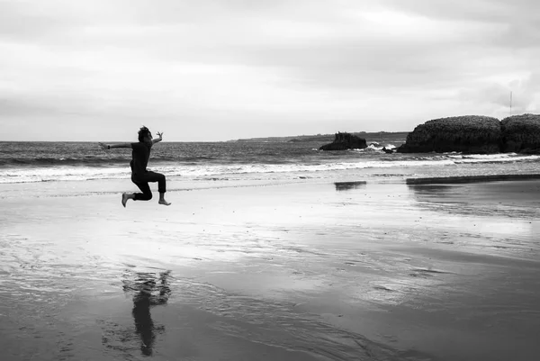 Молодий Чоловік Мокрій Піщаному Пляжі Робить Акробатику Монохромне Зображення — стокове фото