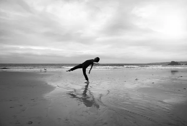 Junger Mann Einem Nassen Sandstrand Der Akrobatik Macht Monochromes Bild — Stockfoto