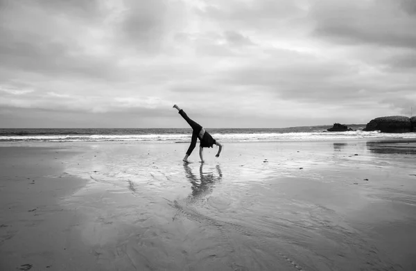 Junger Mann Macht Akrobatik Strand — Stockfoto