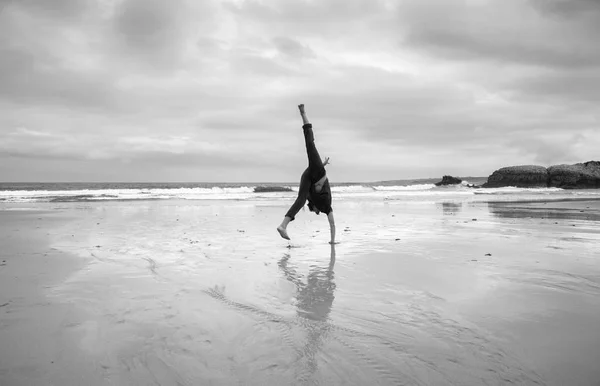 Jovem Fazendo Acrobacias Uma Praia — Fotografia de Stock