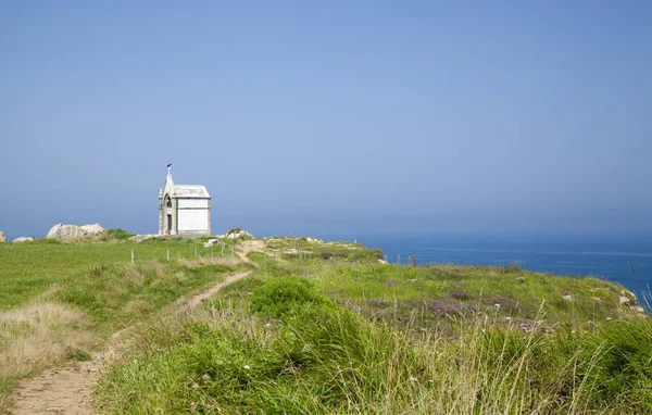 カンタブリア サンタンデールと Maruca サンティアゴ 小さな白い記念碑記念 イングレス崖の上の部分の変形の間の周りの海岸の風景 — ストック写真