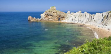 Liencres, İspanya - Ağustos 05: Turistler ve yerliler dolgu küçük koy Playa de Portio üzerinde 05 Ağustos 2018 Liencres, İspanya bir sıcak yaz gününde plaj