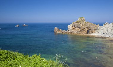 Liencres, İspanya - Ağustos 05: Turistler ve yerliler dolgu küçük koy Playa de Portio üzerinde 05 Ağustos 2018 Liencres, İspanya bir sıcak yaz gününde plaj