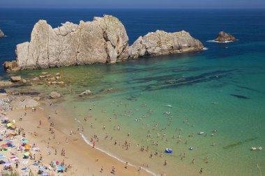 Liencres, İspanya - Ağustos 05: Turistler ve yerliler dolgu küçük koy Playa de la Arnia bir sıcak yaz günü, 05 Ağustos 2018 Liencres, İspanya plaj