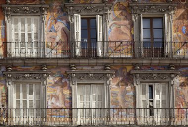 Madrid, İspanya - Ağustos 07: Balkon belediye ve kültürel üzerinde 07 Ağustos 2018 Madrid, İspanya sıcak hava dalgası, ortasında Plaza Mayor Kuzey tarafındaki ekmek ev inşa kapalı