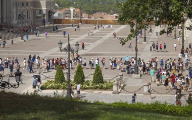 Madrid, İspanya - Ağustos 07: Turist üzerinde 07 Ağustos 2018 Madrid, İspanya sıcak hava dalgası, ortasında Royal Palaca girişinde güneş altında kuyruk vardır