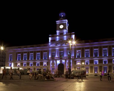 Madrid, İspanya - Ağustos 07: Turistler ve yerliler için yaz sıcağında heatwave ortasında bazı mühlet gece ünlü kamu kare Puerta del Sol, üzerinde 07 Ağustos 2018 Madrid, İspanya arıyoruz