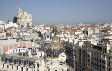 Madrid, İspanya - Ağustos 08: Gökyüzü toz ve yaz sıcağında tarafından ağartılmış Madrid Circulo de Bellas Artes Galeri çatı terasından ortasında sıcak hava dalgası, 08 Ağustos 2018 Madrid, İspanya görüntüleyin