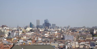 Madrid, İspanya - Ağustos 08: Madrid üzerinde gökyüzü toz ve yaz sıcağında tarafından ağartılmış, sıcak hava dalgası, ortasında Circulo de Bellas Artes Galeri çatı terasından gökdelenler mesafe, iş merkezinin 08 Ağustos 2018 Madrid, Sp görüntüleyin