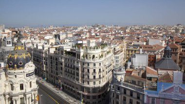 Madrid, İspanya - Ağustos 08: Gökyüzü toz ve yaz sıcağında tarafından ağartılmış Madrid Circulo de Bellas Artes Galeri çatı terasından ortasında sıcak hava dalgası, 08 Ağustos 2018 Madrid, İspanya görüntüleyin