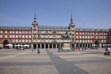 Madrid, İspanya - Ağustos 08: Meşgul Plaza Mayor herkes üzerinde 08 Ağustos 2018 Madrid, İspanya yanan güneşin sıcak hava dalgası, ortasında saklanıyor alışılmadık derecede sessiz
