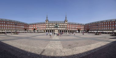 Madrid, İspanya - Ağustos 08: Plaza Mayor heatwave ortasında, panorama, 08 Ağustos 2018 Madrid, İspanya açıktır