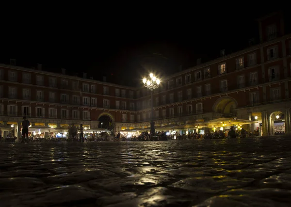 西班牙马德里 8月07日 游客和当地人正在寻找一些喘息的缓解 从夏季炎热的午夜 在著名的广场市长 2018年8月07日在马德里 西班牙 — 图库照片