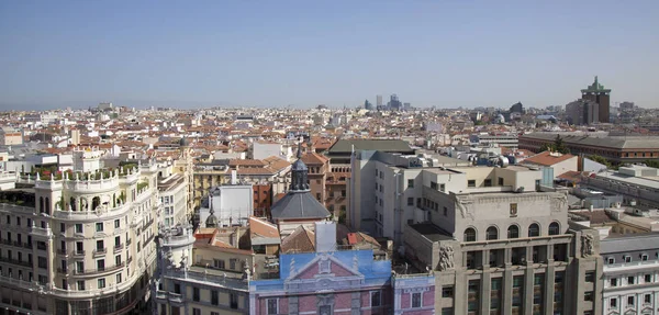 西班牙马德里 8月08日 马德里上空的灰尘和炎热的天空 Circulo Artes 画廊屋顶露台 在热浪的中间 2018年8月08日在马德里 西班牙的看法 — 图库照片