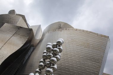 Bilbao, İspanya - 25 Temmuz 2018: Turist akın Guggenheim Müzesi Bilbao, en popüler turistik Bask Ülkesi sermaye üzerinde 25 Temmuz 2018 Bilbao, İspanya