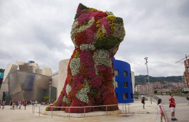 Bilbao, İspanya - 25 Temmuz 2018: Köpek yavrusu Jeff Koons tarafından denilen çiçek Guggenheim Müzesi Bilbao, en popüler turistik Bask Ülkesi sermaye üzerinde 25 Temmuz 2018 Bilbao, İspanya dışında ekranda heykelidir