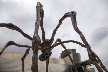 Bilbao, İspanya - 25 Temmuz 2018: Heykel Louise Bourgeois tarafından çağrılan Maman'ndeki Guggenheim Müzesi Bilbao, en popüler turistik Bask Ülkesi sermaye üzerinde 25 Temmuz 2018 Bilbao, İspanya dışında sürümüdür