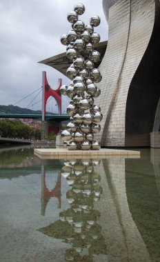 Bilbao, İspanya - 25 Temmuz 2018: Turist akın Guggenheim Müzesi Bilbao, en popüler turistik Bask Ülkesi sermaye üzerinde 25 Temmuz 2018 Bilbao, İspanya