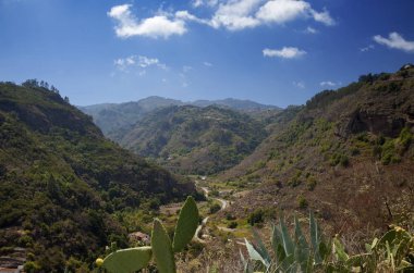 Gran Canaria, Las Huelva'daki, adanın en yüksek alanlarda doğru dik vadi boyunca görünümü