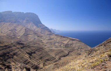 Gran Canaria, Ekim, manzara rota San Pedro - Puerto de las Nieves, hiking Agaete Belediyesi La Aldea de San Nicolas Faneque, deniz seviyesi ve düzgün vücutlu ve tehlikeli yol Agaete - yukarıda Europe en yüksek cliff doğru görüntülemek