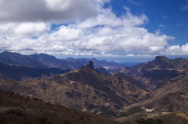 Gran Canaria, Ekim, Caldera de Tejeda orman yangını bir yıl önce belirtileri adanın merkezinde hala görünür