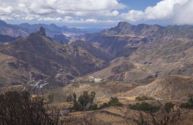 Gran Canaria, Ekim, Caldera de Tejeda orman yangını bir yıl önce belirtileri adanın merkezinde hala görünür