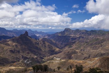 Gran Canaria, Ekim, Caldera de Tejeda orman yangını bir yıl önce belirtileri adanın merkezinde hala görünür