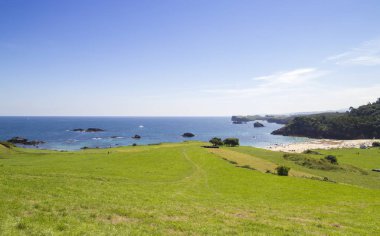 Asturias, kıyı manzara, Playa de Torimbia Plajı'na bir yoldan görünümü