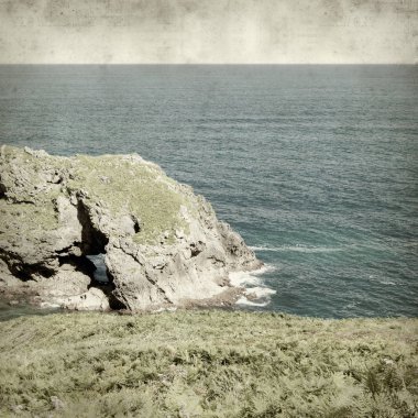 Asturias, İspanya kıyı manzara ile eski Kağıt arka plan dokulu