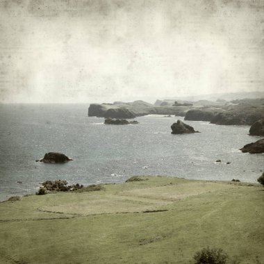 Asturias, İspanya kıyı manzara ile eski Kağıt arka plan dokulu