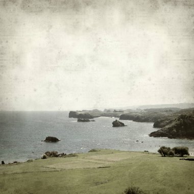 Asturias, İspanya kıyı manzara ile eski Kağıt arka plan dokulu