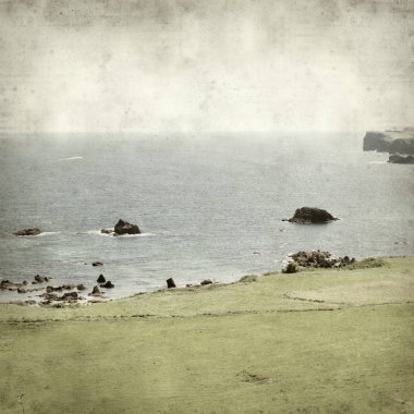 Asturias, İspanya kıyı manzara ile eski Kağıt arka plan dokulu