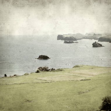 Asturias, İspanya kıyı manzara ile eski Kağıt arka plan dokulu